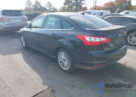 2014 Ford Focus Titanium z USA, uszkodzony, nr VIN 1FADP3J22EL422152